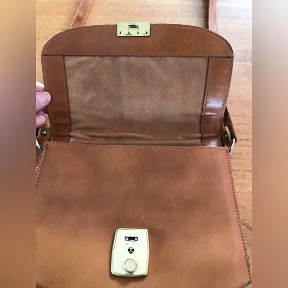 Vintage Carmel Leather Cross Body Bag with lock & original key. - Picture 5 of 10